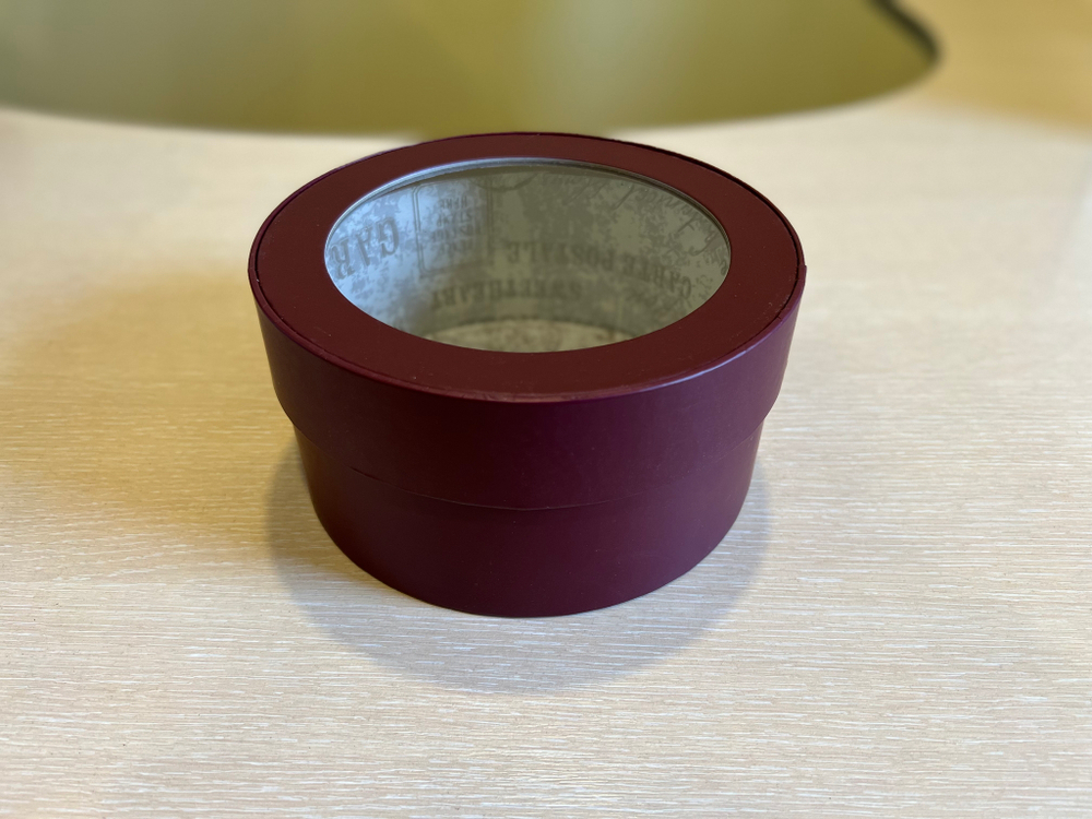 Короткая коробка с прозрачной крышкой 16 см х 8 см Цвет; бордо. Розница  400  рублей