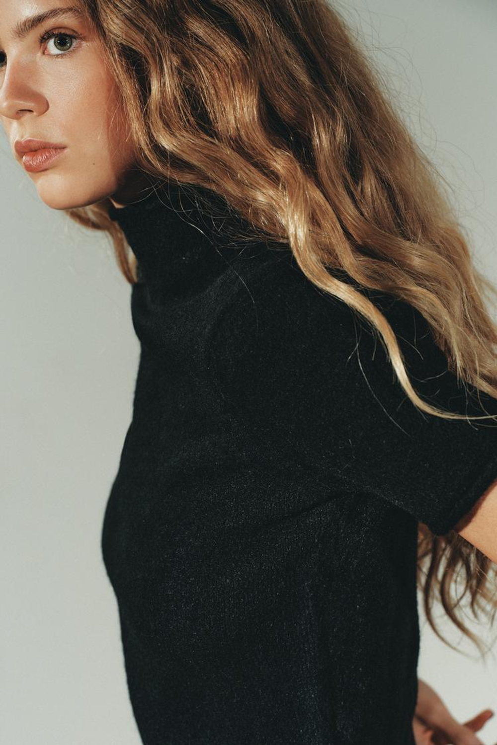 ZARA МЯГКИЙ СВИТЕР С КОРОТКИМИ РУКАВАМИ, ЧЕРНЫЙ