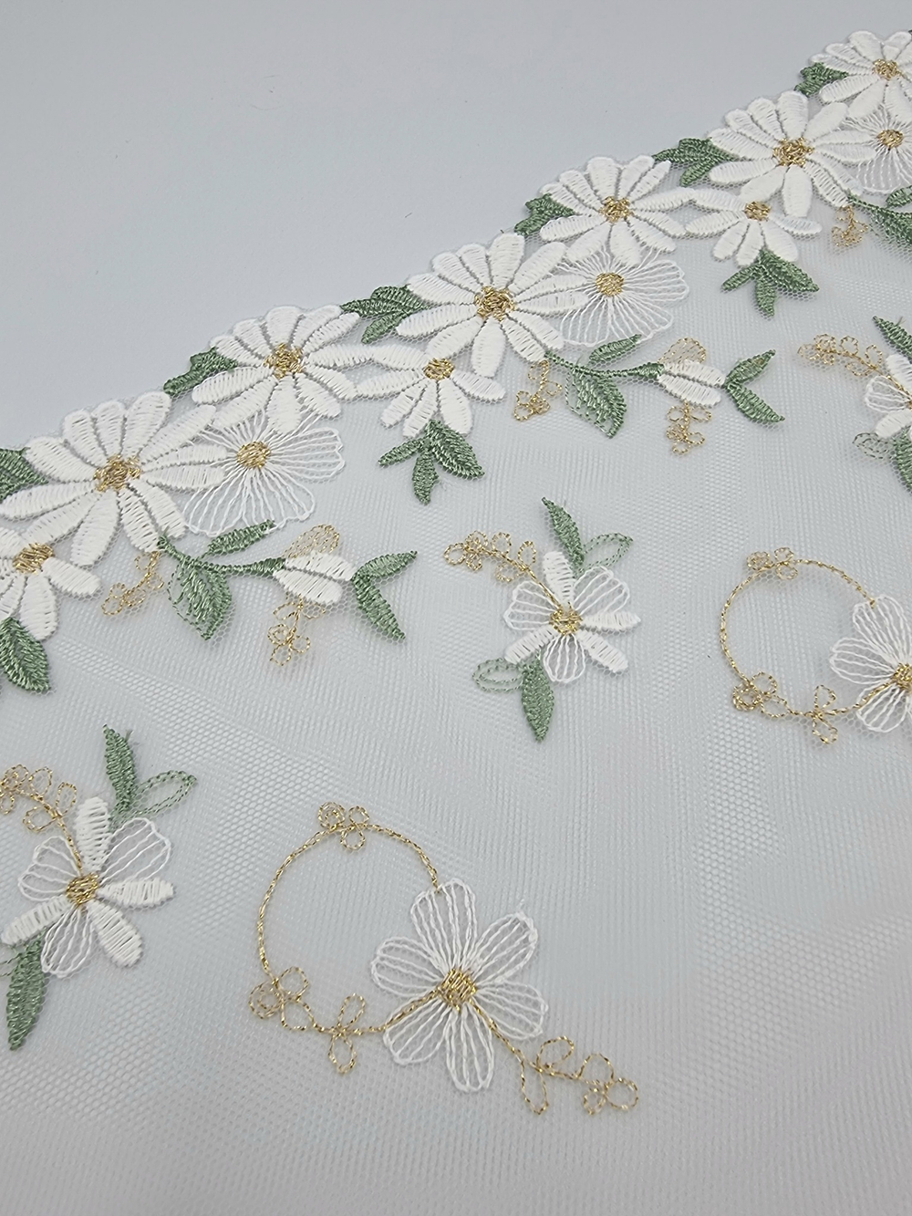 Вышивка на сетке ромашки на пудре К714 левая