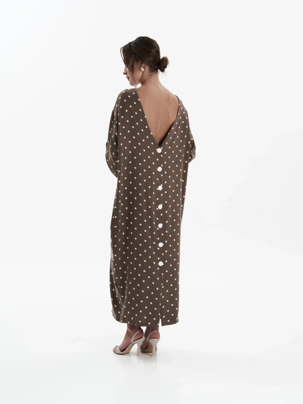 Платье в горошек с декоративными пуговицами