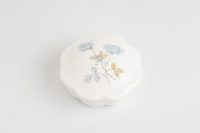 Шкатулка из костяного фарфора с росписью «Ледяная роза» (Ice Rose)