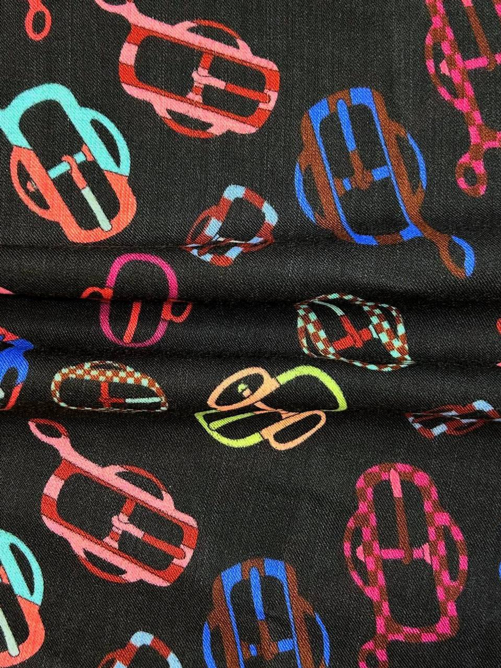 Шерсть плательно-блузочная Hermès черная с разноцветными пряжками