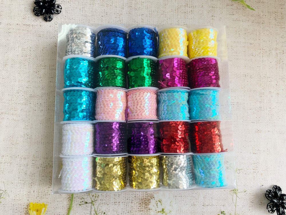 Тесьма пайетки на нитке с голограммой ассорти, ш. 0,6 см* 4 м.