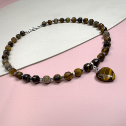 Колье с натуральным камнем тигровый глаз - «Тигровое сердце»