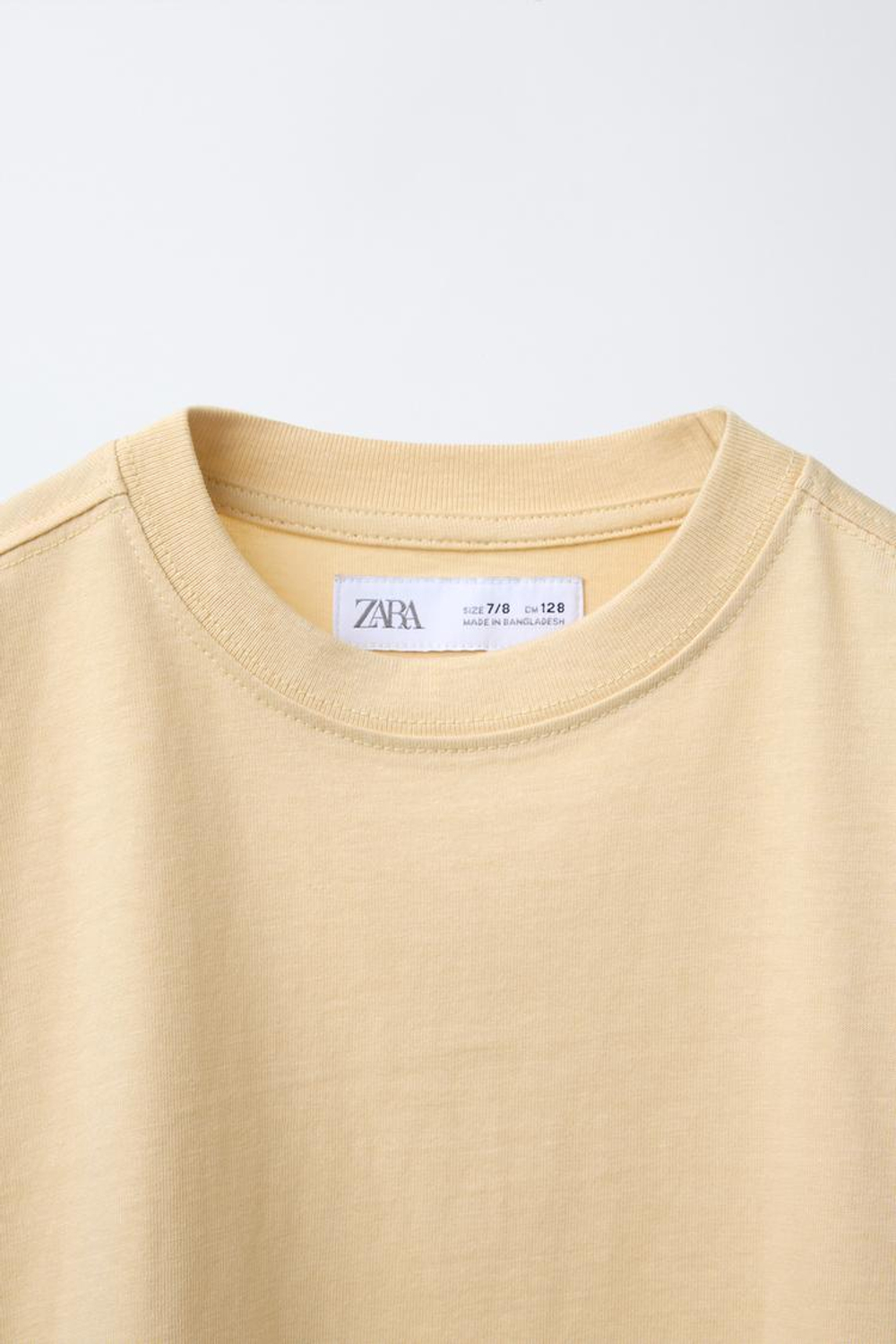 ZARA ОДНОТОННАЯ ФУТБОЛКА, ЦВЕТ СЛИВОЧНОГО МАСЛА