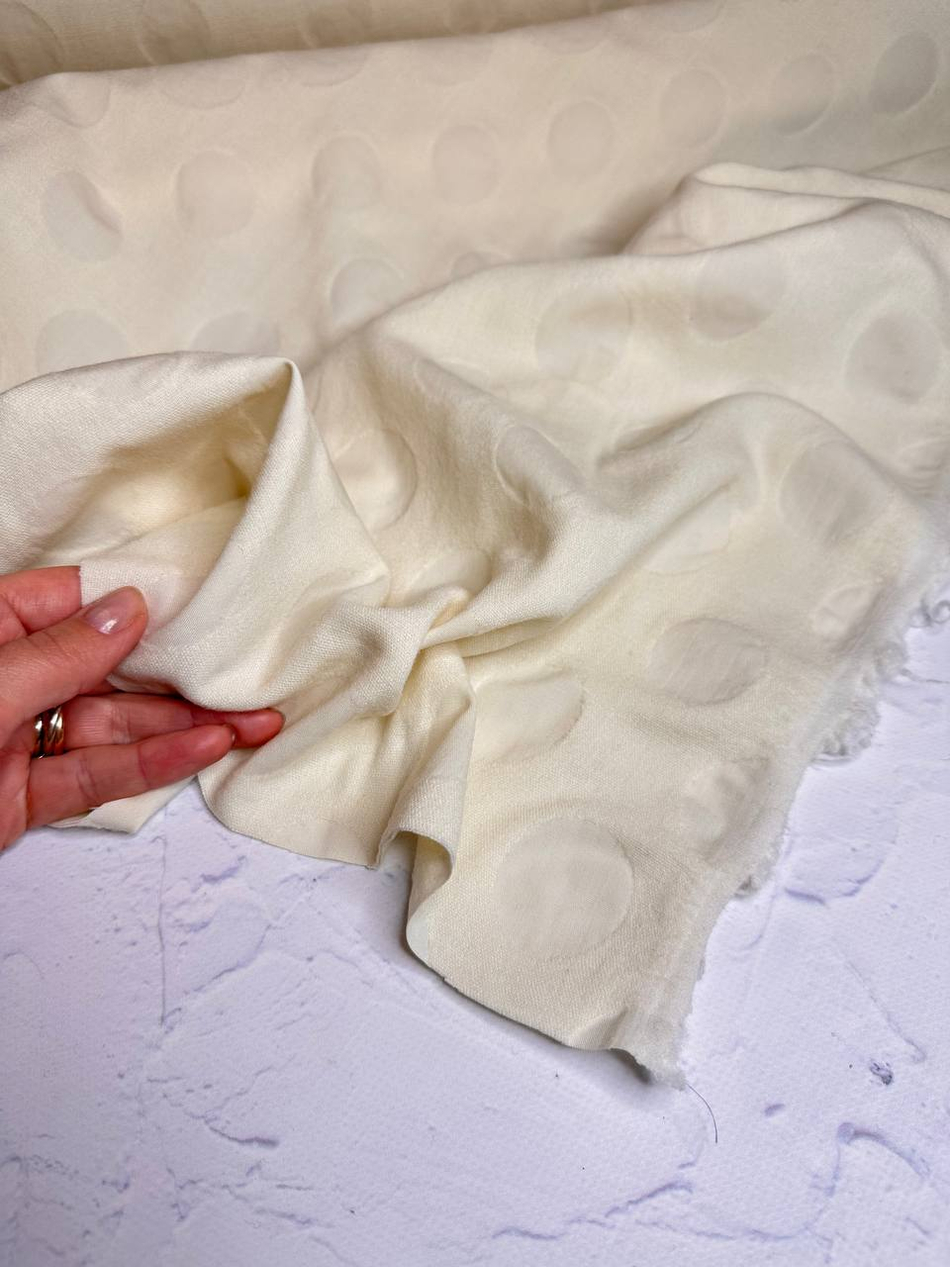 Плательно-костюмный жаккардовый сирсакер с узором (88%шерсть/10%полиамид/2%эластан, Бежевая слоновая кость/крупные круги в тон, 125, 232 гр/м2)