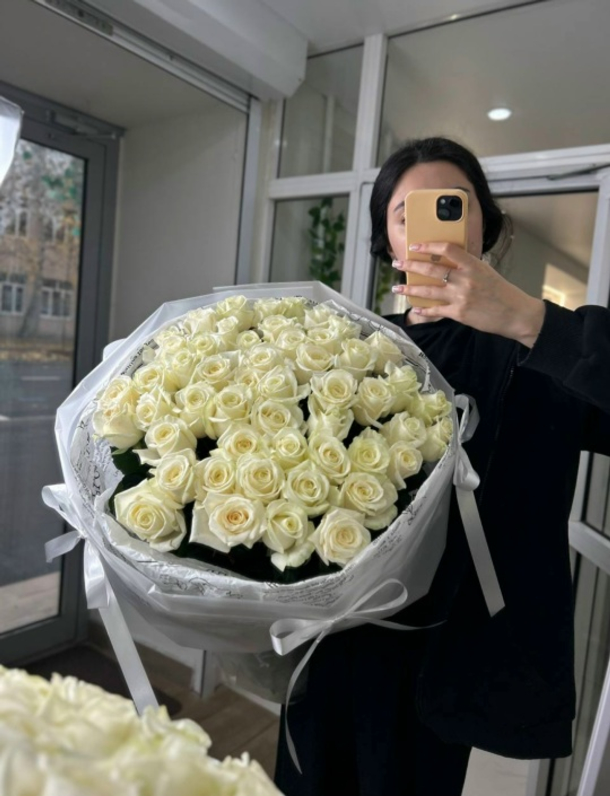 51 роза Аваланж в оформлении 70 см