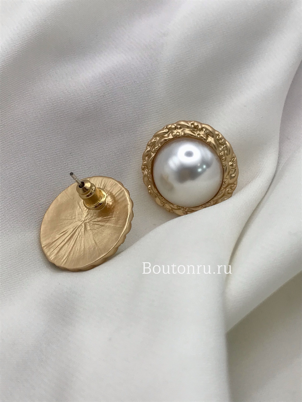 Серьги гвоздики  с жемчугом в ажурном обрамлении