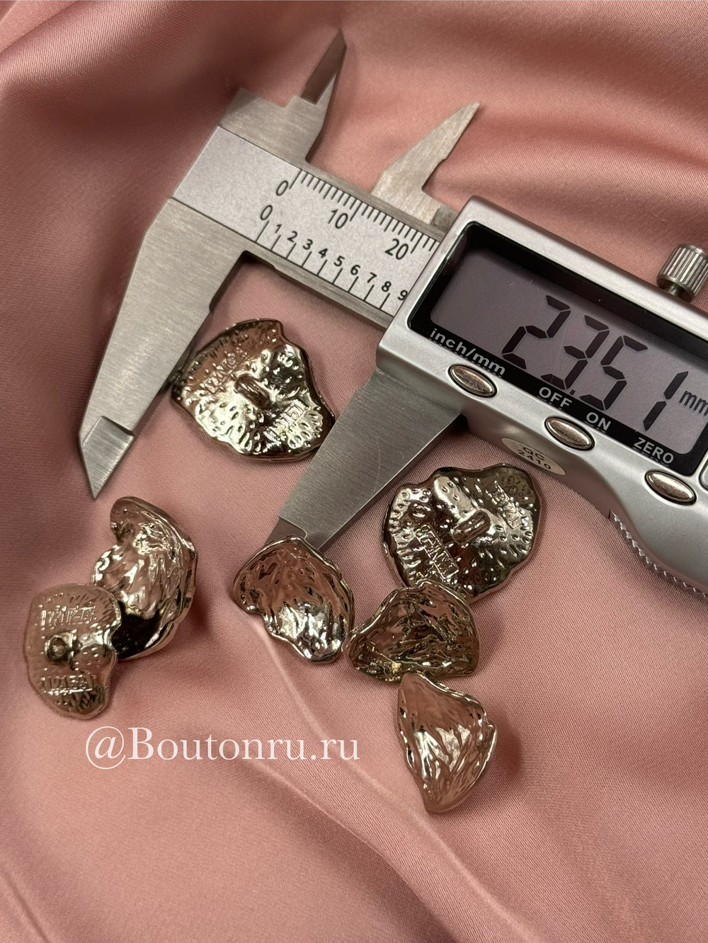 Пуговицы изогнутые неровной формы с жатым эффектом в серебре