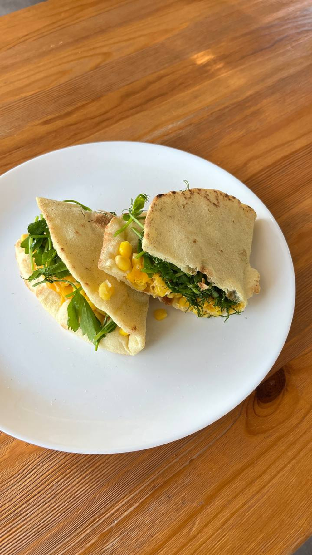 Пита (лепешка) с кукурузой, чеддером и зеленью