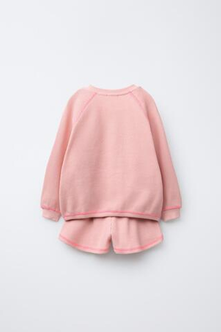 ZARA ТОЛСТОВКА С ВАФЕЛЬНЫМ УЗОРОМ И ШОРТАМИ С ДЕКОРАТИВНОЙ СТРОЧКОЙ, РОЗОВЫЙ