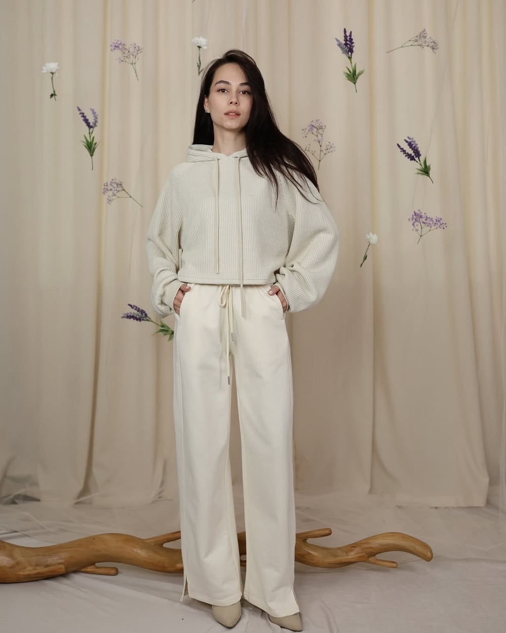 костюм с худи и брюками