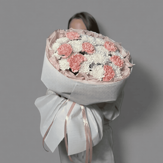 Букет из кустовых хризантем и диантусов