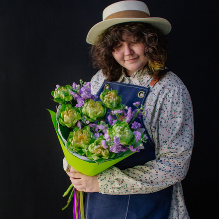 23. Пышный современный букет с розой и маттиолой