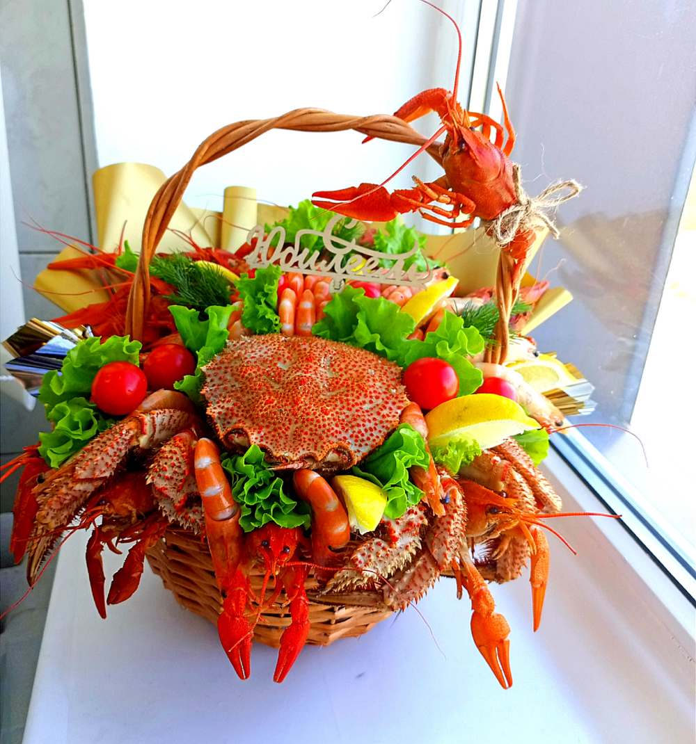 Композиция в корзине с морепродуктами