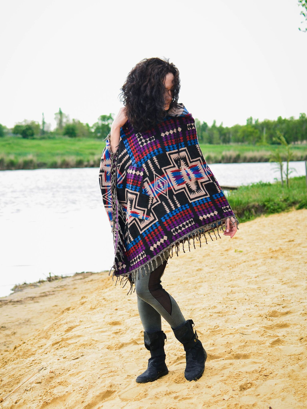 Пончо женское шерстяное с орнаментом