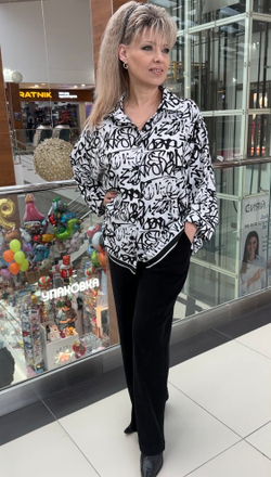 Бело-черная рубашка-туника с принтом граффити