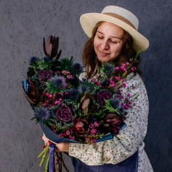 68. Элегантный темный букет с брассикой и эрингиумом