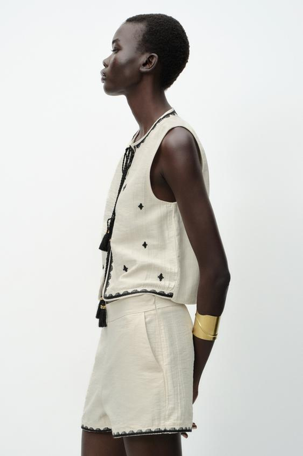 ZARA ШОРТЫ-БЕРМУДЫ С ВЫШИВКОЙ, ЭКРЮ