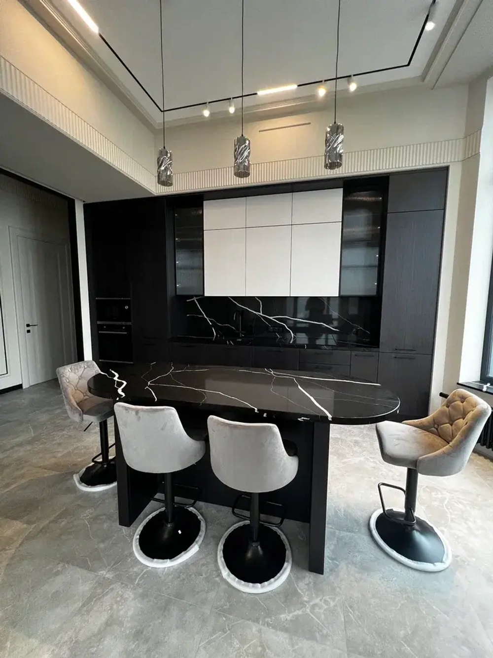 Элегантный обеденный стол с черной мраморной столешницей