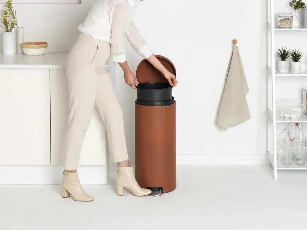 Brabantia NewIcon Контейнер для минеральных отходов с корицей, 30 л.