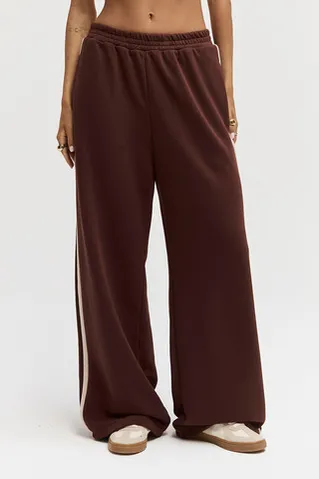 Широкие джоггеры без начеса с лампасом шоколадного цвета