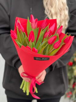 Эффектный букет из красных тюльпанов от Флора Маркет