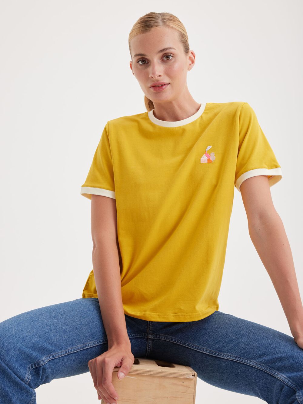 Женская футболка с вышивкой "Домик" - folly dot.