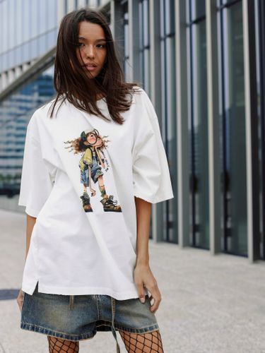 Белая женская футболка оверсайз с принтом и эффектом потертого края