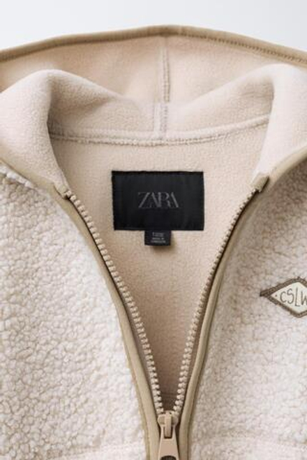 ZARA КУРТКА ИЗ ИСКУССТВЕННОЙ ОВЧИНЫ С КАПЮШОНОМ, ЭКРЮ