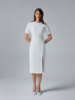 Платье-футляр с разрезом в белом цвете