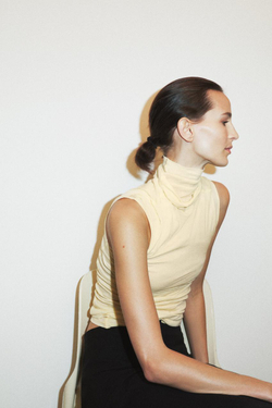 ZARA ФУТБОЛКА SUPIMA® С ВЫСОКИМ ВОРОТНИКОМ, ЦВЕТ СЛИВОЧНОГО МАСЛА