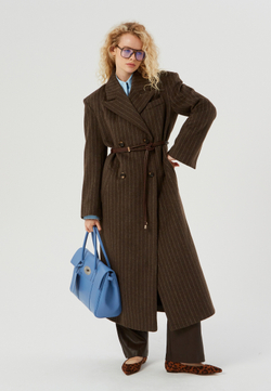 Пальто удлиненное с широкой линией плеча коричневое