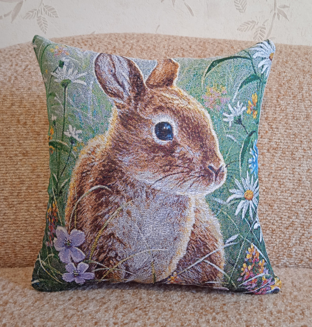 Декоративный гобеленовый чехол для интерьерной подушки На лужайке 38*38