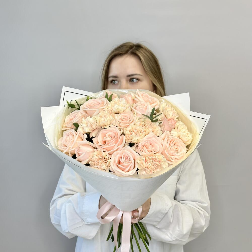 «Персик» букет из роз Кимберли , диантусами и эвкалиптом