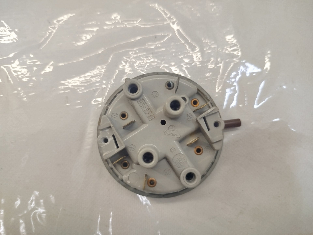 506 Датчик уровня воды (Прессостат) для стиральной машины Indesit Ariston JPD4-592 175/95 215/115 б/у