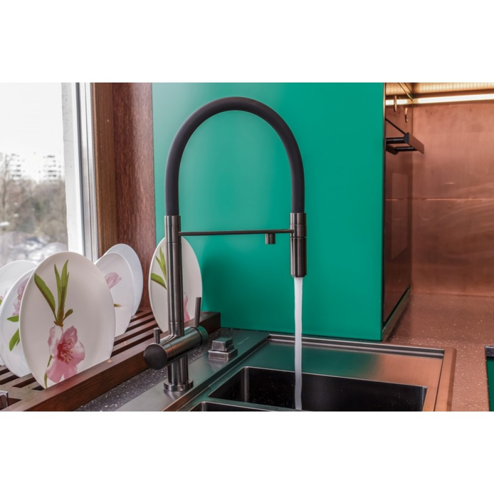 Omoikiri Kanto-PVD-GM с черным шлангом