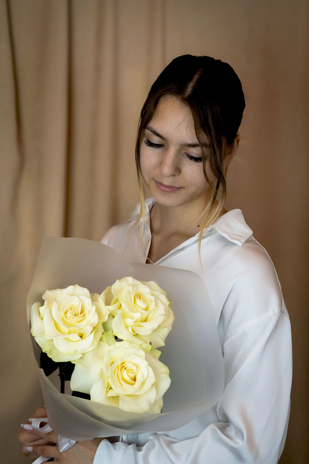 Букет комплимент (#445 ) Французские (вывернутые) белые розы 3 шт.