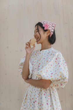 Платье с жабо и рукавами-фонариками из молочной джинсы в мелкий цветочек