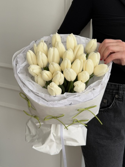 Букет из 25 белых тюльпанов в специальном оформлениидоступен к заказу с 3.03.2026