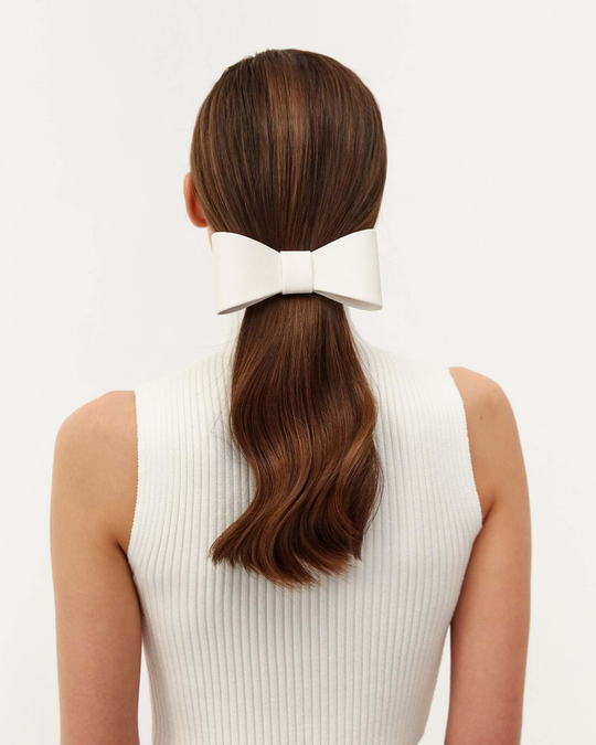 Бант-бабочка из кожи молочного цвета