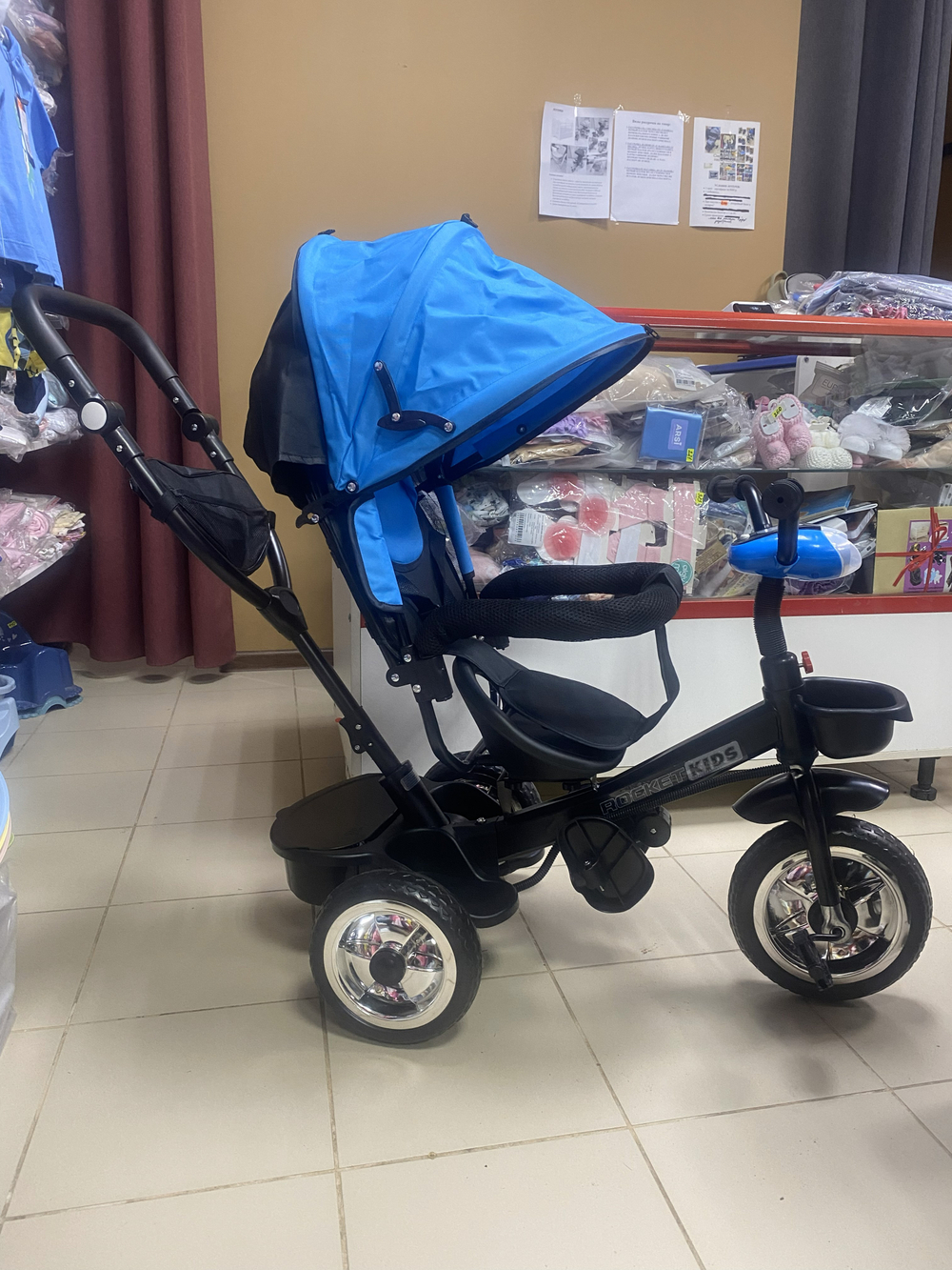 Детский трехколесный велосипед "Rocket" синего цвета для детей с 2 до 5 лет.