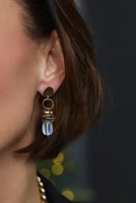 Серьги на замке левербек с опалами, оттенок золото