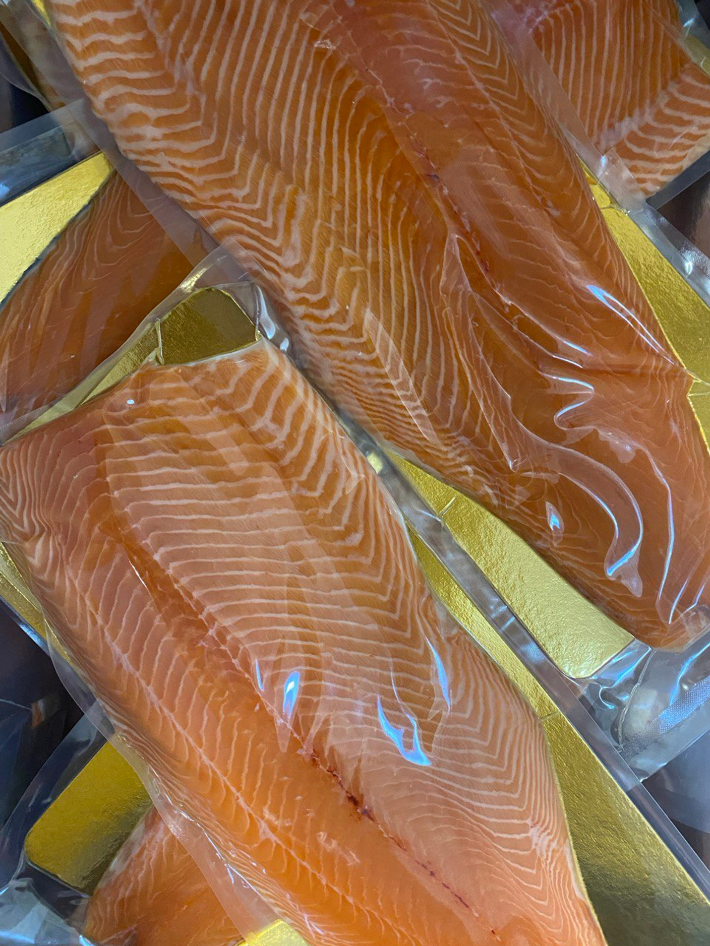 Как сохранить большой пласт лосося дома?