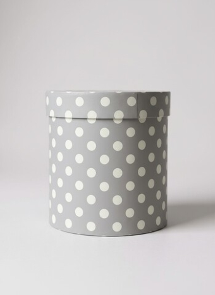 Плотная шляпная коробка с крышкой без лент. Цвет; Светло серый в горох.