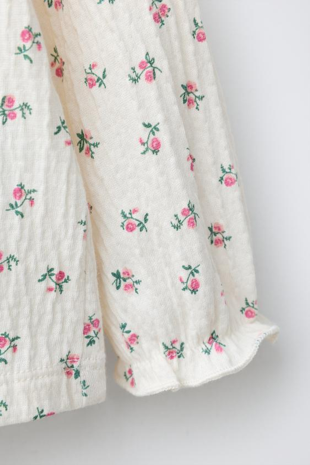 ZARA ФУТБОЛКА С ЦВЕТОЧНЫМ ПРИНТОМ, ЭКРЮ