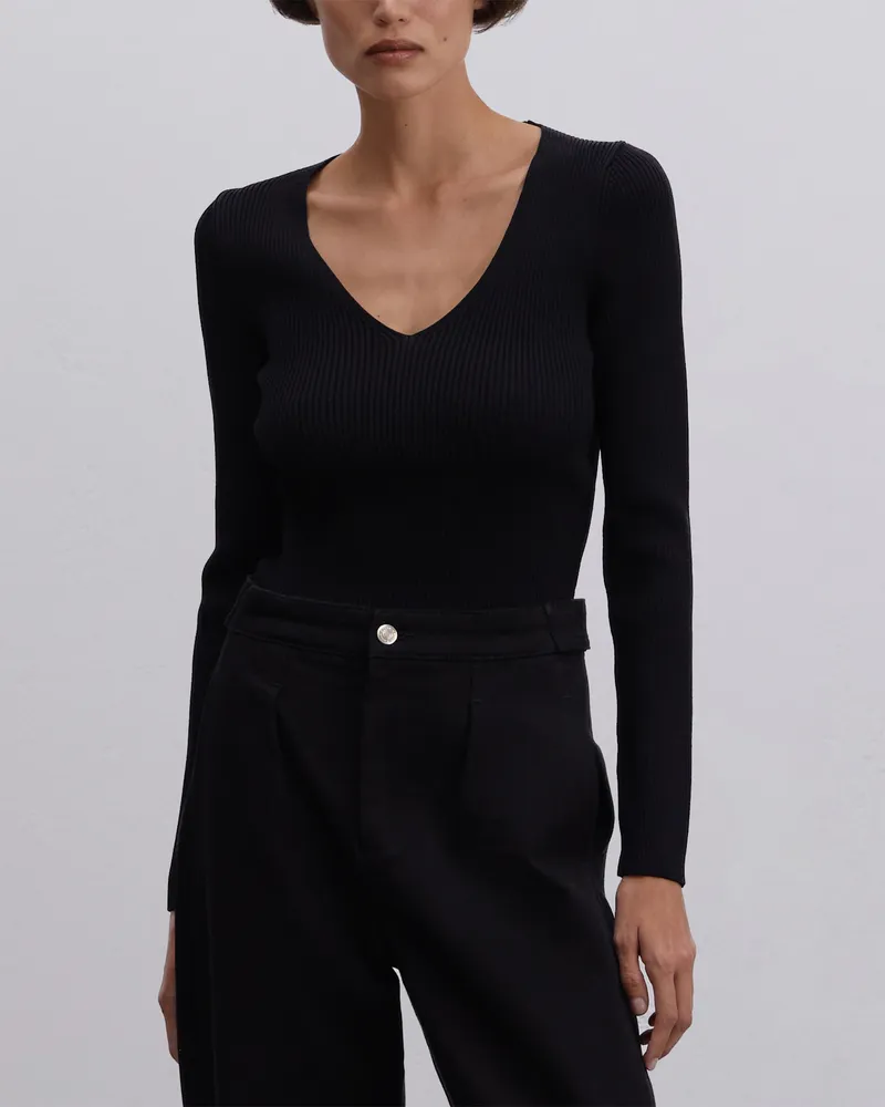 Черный лонгслив из вискозы с V-образным вырезом