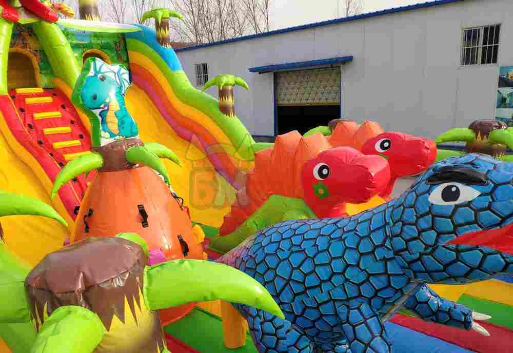 Коммерческий надувной батут "Хамелеон и динозавры" 18*9*7 м