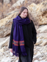 Шерстяной палантин с вышивкой