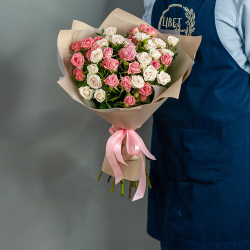 Букет кустовых роз в нежных тонах